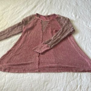 Gimmicks tunic with lace arm size medium